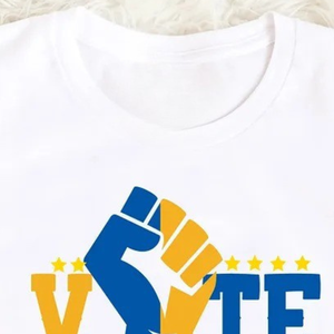เสื้อยืดสีขาว ΣΓΡ VOTE สำหรับผู้หญิง ลายกราฟิกชมรมนักศึกษากรีก แขนสั้น คอกลม ลายข้อความเกี่ยวกับการลงคะแนนเสียง เสื้อผ้าลำลองสำหรับวิทยาเขต สามารถสั่งทำได้ - Product Image 4