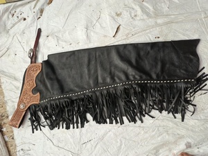 2026 Chaps de cuero de vaca de gamuza de alta calidad, estilo Bermuda, con flecos y grabados a mano, estilo western. - Product Image 2