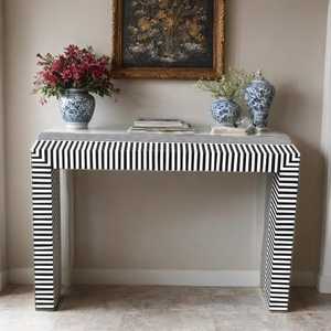 Table console moderne à rayures noires et blanches, meuble contemporain pour entrée et salon, design durable par BELLADEC - Product Image 5