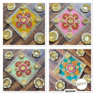Magnifique ensemble cadeau de thali Pooja brodé écologique Jaipurios Pichwai avec sac en organza motif lotus, idéal pour Diwali, mariage ou comme cadeau décoratif. - Product Image 1