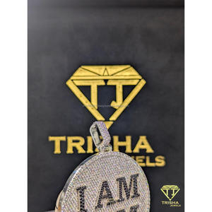 Colgante Redondo Personalizado con Nombre, Completamente Cubierto con Diamantes Moissanite VVS, en Plata de Ley 925, Joyería Hip Hop de Trisha Jewels - Product Image 3