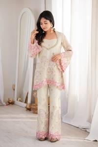ชุดสัลวาร์กะมีซผ้ากำมะหยี่ปักลายสีชมพูสำหรับผู้หญิง พร้อมเสื้อตาข่ายลายดอกไม้และกางเกงขายาวสำหรับงานแต่งงาน - Product Image 3