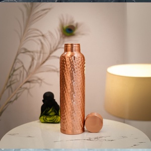 Vente en gros de vases à boire traditionnels ayurvédiques en cuivre pur et de bouteilles d'eau en cuivre pur - Exportation en vrac - Product Image 5