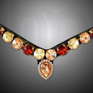 Accesorios de equitación: Elegante diadema de cuero con forma de V profunda, con colgante de cristal en forma de lágrima de topacio ámbar y granate, y diamantes de imitación. - Product Image 1