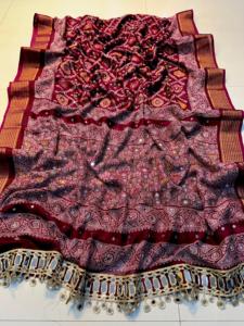 Sari de seda de diseño con bordado de espejo auténtico y ribete de encaje, con blusa a juego con bordado jacquard. - Product Image 4