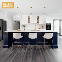 Meubles de cuisine modernes sur mesure BALOM de style Hamptons, bleu marine bicolore, avec îlot central