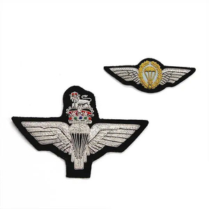 Patch brodé thermocollant Ailes avec couronne et motif parachute, forme irrégulière, applique en tissu pour vêtements - Product Image 1