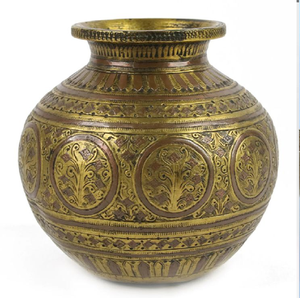 Kalash de latón con acabado antiguo, con intrincados grabados florales y una base robusta para la ceremonia de puja. Disponible a precios de mayorista. - Product Image 1