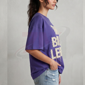 Camiseta Oversize para Mujer, Corte Holgado, Manga Corta, Estampado Morado con Letras, Cuello Redondo, Estilo Jersey, Bordada - Product Image 4