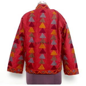 Chaqueta acolchada roja de estilo étnico para mujer con bordado floral a mano, cuello mandarín, logotipo personalizado, chaqueta gruesa de invierno. - Product Image 5