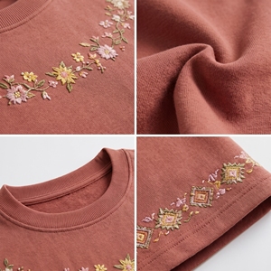 เสื้อครอปคอกลมลายดอกไม้ เสื้อยืดแขนสั้นถักนิตติ้งลำลองสำหรับผู้หญิง สีเอิร์ธโทน ODM OEM - Product Image 3