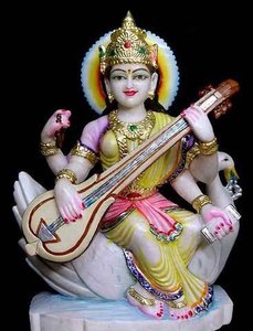 รูปปั้นเทพีมาต้าซาราสวัตี พระแม่แห่งศิลปะดนตรีเวีนา ทำจากหินอ่อนมาครานาสีขาวสวยงาม สำหรับบูชาในสำนักงาน โรงเรียน และวัด - Product Image 4