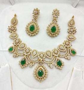 Parure de collier ras-du-cou victorien plaqué or avec pierres vert émeraude et boucles d'oreilles chaîne à maillons effet diamant pour mariage nuptial sud-indien - Product Image 5