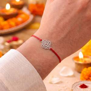 Anillo Rakhi de Plata con Diseño Geométrico Cortado con Láser de Hallmark para Hermano - Joyería Religiosa Coleccionable Cultural - Product Image 2