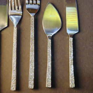 Ensemble de service en acier inoxydable à finition martelée moderne, deux tons or et argent, ustensiles de cuisine professionnels, écologiques et durables - Product Image 6