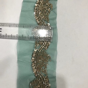 Exquisito borde floral festoneado ecológico adornado a mano para sari, con lentejuelas metálicas y bordado de precisión en malla transparente de primera calidad. - Product Image 1