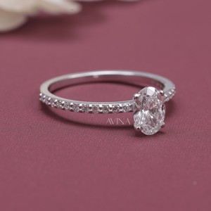 Bague solitaire en diamant taille ovale certifiée IGI avec bande pavée en or blanc/rose et or jaune 9 carats - Product Image 5