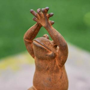 Statue de grenouille rouillée en fonte pour décoration de jardin, sculpture de grenouille en pose yoga, artisanat en métal, décoration extérieure - Product Image 1