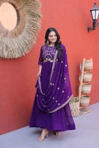 Robe de soirée ethnique en soie brodée de sequins et de diamants faits main, avec dupatta et manches longues, idéale pour mariage, à prix abordable - Product Image 5