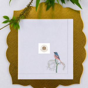 Serviette en lin avec motif d'oiseau bleu et de fleurs blanches, rehausse l'esthétique de la table avec une élégance douce. - Product Image 1