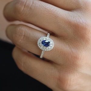 Anillo de Zafiro Azul Corte Ovalado 0.70 CT Oro Blanco 14K Anillo de Compromiso Vintage con Doble Halo Anillo de Boda de Media Eternidad Estilo Catedral - Product Image 1