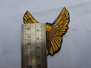 Broches brodées à la main en fil de soie doré et argenté - Broche de coléoptère ailé en fil de soie - Broderie 3D d'insectes de luxe - Product Image 6