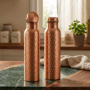 Ensemble de carafes et de bouteilles en cuivre martelé artisanal pour hôtel et spa de luxe, élégantes et métalliques - Product Image 3