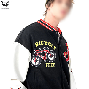 Chaquetas Varsity de Béisbol Universitarias al por Mayor, Diseño Más Reciente, Corte Holgado, Color Negro con Blanco y Rojo, Mangas Largas, Bolsillos Laterales - Product Image 4