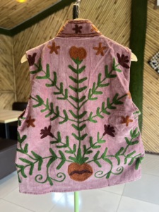 Chaleco de terciopelo de lujo hecho a mano con bordado floral |   Chaqueta sin mangas de diseño para mujer |   Moda de Boutique - Product Image 4