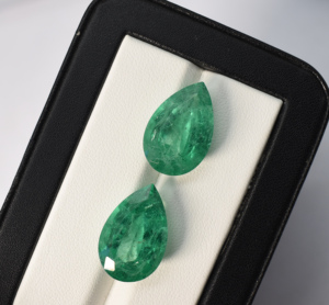 Émeraude colombienne de culture en forme de poire avec inclusions, 20x13 mm, 15,00 carats - Product Image 4