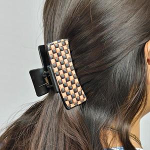 Pinza de pelo de resina a la moda con diseño de tablero de ajedrez para accesorios de mujer - Product Image 1