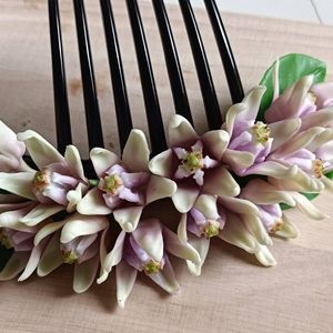 Peigne à cheveux en argile fait main avec fleurs décoratives |   Accessoire de cheveux floral artisanal thaïlandais |   Ornement de fleur en argile réaliste de 12 cm - Product Image 1