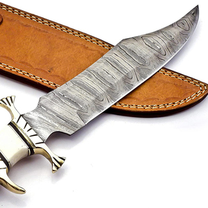 Couteau de chasse professionnel en acier Damas avec poignée confortable et étui pour le camping, la survie en plein air et les tâches de bushcraft - Product Image 3