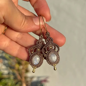 Boucles d'oreilles en macramé faites à la main avec pierre de lune, style bohème, pierres précieuses, cordon marron, bijoux de guérison, cadeau pour femme - Product Image 1
