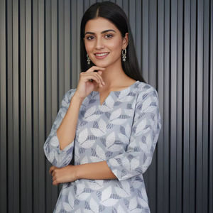 Kurti court à motif feuille pour femme, gris, en mélange de coton imprimé, col rond, manches trois quarts, longueur normale, entièrement cousu - Product Image 1