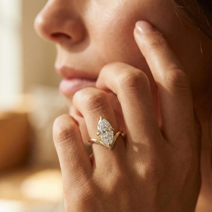 Bague de fiançailles solitaire en or massif 14K/18K avec diamant de laboratoire 2 carats taille marquise, alliance de mariage incurvée en V, cadeau d'anniversaire - Product Image 3