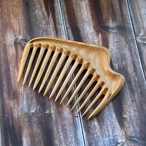 Nouveau produit et artisanat de fabrication artisanale de peignes en bois sculptés, peignes sculptés à la main, cadeau artisanal, peignes en bois, artisanat de table, design, cadeau de fêtes - Product Image 4
