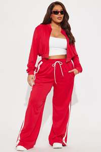 Ensemble de survêtement rouge pour femmes, pantalon long avec rayures blanches, style sportif, coupe ample, matière polyester respirante, vêtements décontractés - Product Image 4