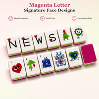 Jeu de tuiles de mahjong en acrylique magenta avec motifs décoratifs sur le devant et dos colorés pour jeux de société et tables de mahjong de club