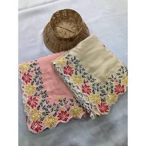 ผ้าส่าหรีลายดอกไม้สำหรับงานปาร์ตี้ พร้อมขอบลูกไม้ปักลายฉลุ - Product Image 1