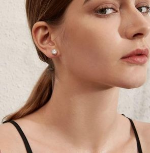 Boucles d'oreilles clous minimalistes tendance en or massif 14 carats avec diamants de laboratoire ronds certifiés IGI GAI, bijoux délicats et raffinés - Product Image 6