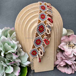 Collier de perles de verre de créateur brodé de bijoux artisanaux de luxe avec motifs de perles complexes pour mariages et réceptions - Product Image 3