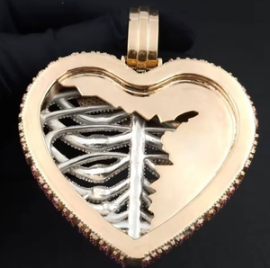 จี้รูปหัวใจ 3 มิติ ขายดี ประดับเพชรโมอิสซาไนต์แท้ จี้รูปหัวใจแบบกำหนดตัวอักษรได้ สไตล์ฮิปฮอปสำหรับผู้ชาย ดีไซน์เงินแท้ 925 ประดับเพชร - Product Image 4