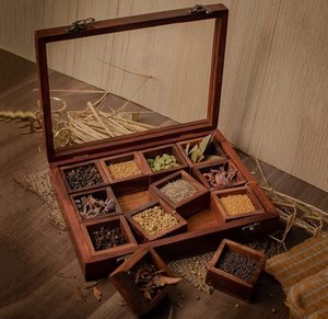 Caja de especias de madera con 12 compartimentos para un almacenamiento organizado de condimentos, diseño tradicional hecho a mano con madera maciza. - Product Image 4