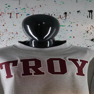 Sudadera TROY HEATHER GREY con cuello alto, 100% algodón, con apliques bordados en color marrón, cuello ancho, hilos finos. - Product Image 1
