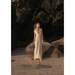 Robe longue bohème pour femme, col halter profond en V, sans manches, dos nu, pour l'été et la plage, avec fente haute - Product Image 3