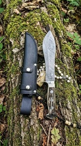 Couteau de chasse en acier Damas, lame à pointe clip, manche en bois de cerf, avec étui en cuir noir, fait main et personnalisé - Product Image 6