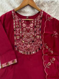 Kurti de Algodón Color Granate con Bordado Floral, de Secado Rápido, Largo hasta el Tobillo, Corte Regular, Estilo Tradicional Indio-Pakistaní, Informal para Mujer - Product Image 1