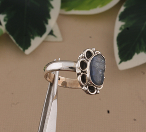 Anillo Solitario Clásico Boho Hecho a Mano con Cianita en Engaste de Plata de Ley 925, Certificado Jaipur, Unisex, para Boda - Product Image 3