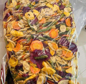 Nuestra mezcla de frutas secas crujientes ofrece una opción de refrigerio delicioso y saludable a un precio asequible. - Product Image 4